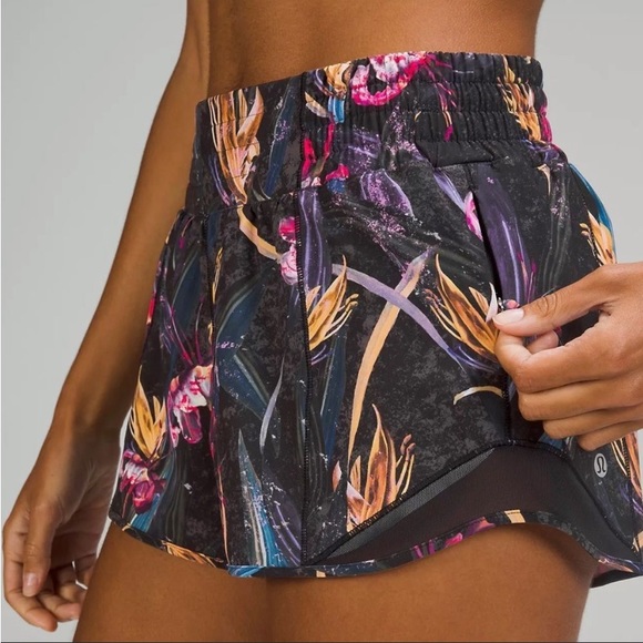 lululemon athletica Pants - Lululemon Hotty Hot LR Short, 4”, lined, size 8, NWT